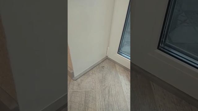 Монтаж плинтуса в проёме балконной двери.