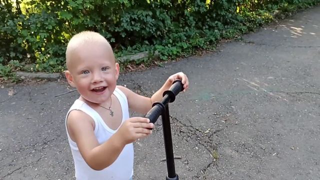 Малыш Георгий катается на самокате в парке на прогулке с бабушкой смотреть онлайн