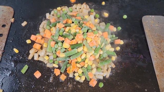 Chicken and shrimp fried rice on the Blackstone смотреть онлайн