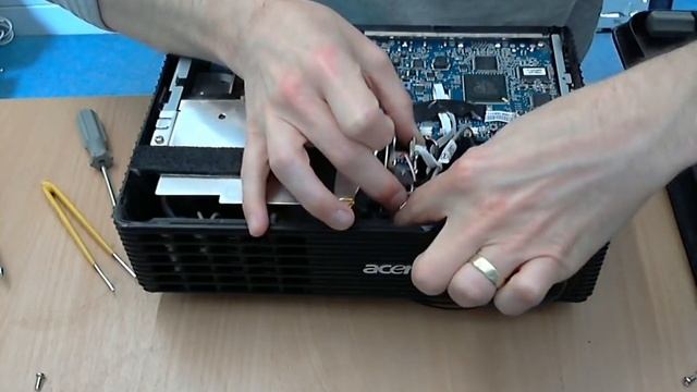 How to clean an Acer X110P projector colour wheel. смотреть онлайн