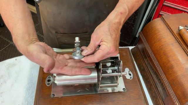 678. Removing the cabinet lid on a Columbia Graphophone AB MacDonald смотреть онлайн