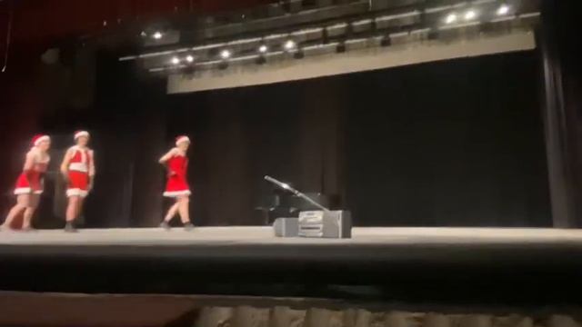 The BEST High School Dance Assembly | Mean Girls Jingle Bell Rock!! смотреть онлайн