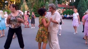 ЖАРКИЙ ИЮНЬ НАС ВОЗВРАЩАЕТ В РАДОСТЬ УШЕДШИХ ЛЕТ! ТАНЦЫ В ПАРКЕ ГОРЬКОГО ХАРЬКОВ.mp4