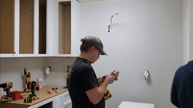 Установка кухни день 3 и 4 (Kitchen cabinet install day 3 and 4) смотреть онлайн