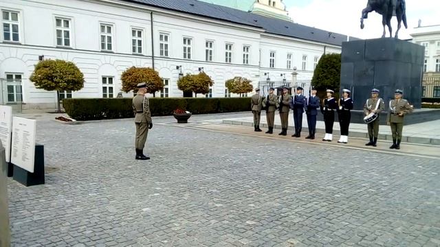Варшава,смена караула у Президентского Дворца . смотреть онлайн