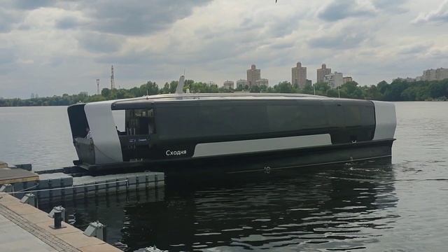 Особенности процесса швартовки электрического судна "Сходня" к 10 причалу Северного речного вокзала смотреть онлайн