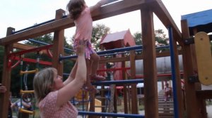 VLOG На детской площадке. Алиса познакомилась с мальчиком.