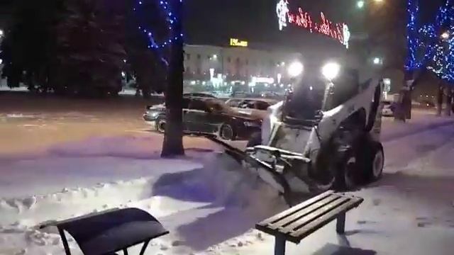 Тімовський Bobcat чистить центральний парк Умані від снігу смотреть онлайн