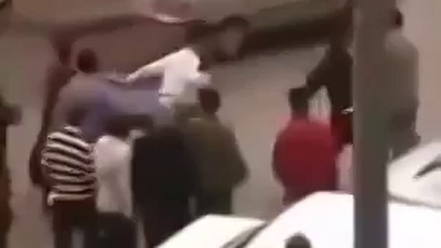 Боксер уработал толпу гопников Четко, технично смотреть онлайн