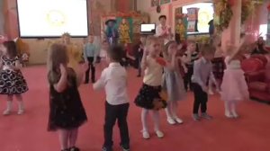 Танец "Настоящий друг" (муз. Б.И. савельев, сл. М.С. Пляцковский). Группа №8 "Знайки"