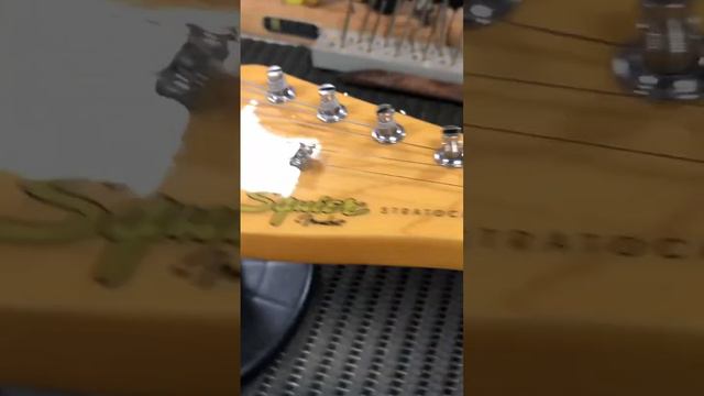 Lipstick Squier Strat na bancada da Waltz Parts Luthieria смотреть онлайн