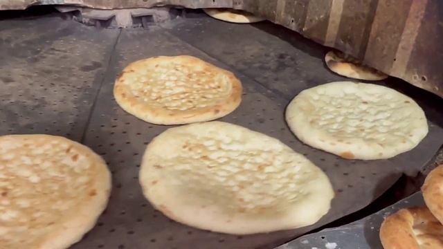 The art of baking Barbari bread by the only Indian camel in Iran смотреть онлайн