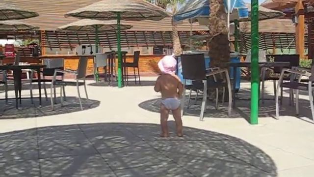 Софья на пляже :) Определенно отдам на танцы)))))) смотреть онлайн