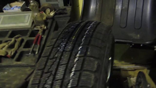 Прыгает резина Roadstone Win-ice смотреть онлайн