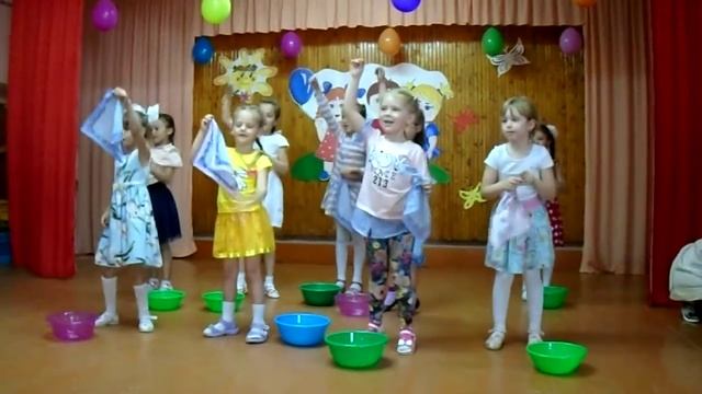 Танец "Стирка" под "Boney M" в исполнении воспитанниц детского сада с.Раздольного. смотреть онлайн