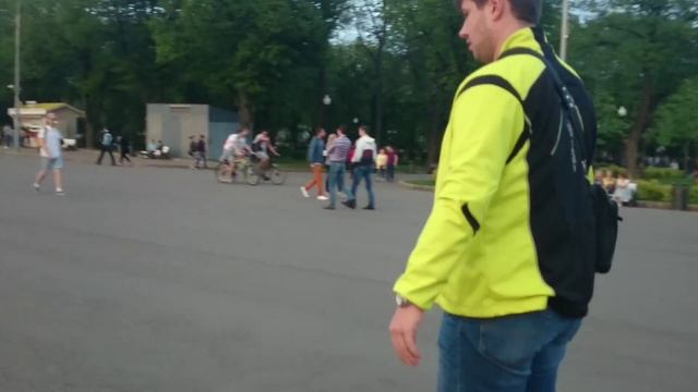 Первый раз на моноколесе в Парке горького смотреть онлайн