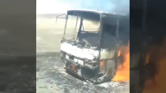 На трассе Аягоз — Семей сгорел автобус смотреть онлайн