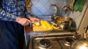 Нарезаю картошку для картофельного пюре