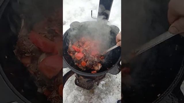 Шурпа из диких уток в казане на костре смотреть онлайн