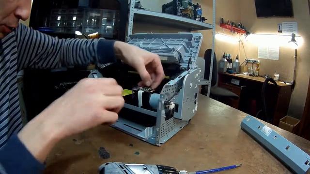 HP P 1102, при включении запускает двигатель на секунду и отключается. Индикации ошибок нет. Ремонт смотреть онлайн