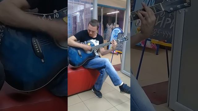 Гость Салона " Колибри" поёт песни В.Цоя смотреть онлайн