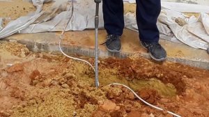 монтаж заземляющего стержня перфоратором.