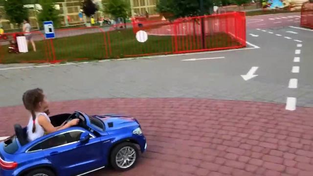 ДЕТСКИЙ АВТО-ТРЕК / ГОНКИ НА КРУТЫХ МАШИНКАХ / CHILDREN'S ELECTRIC CAR смотреть онлайн