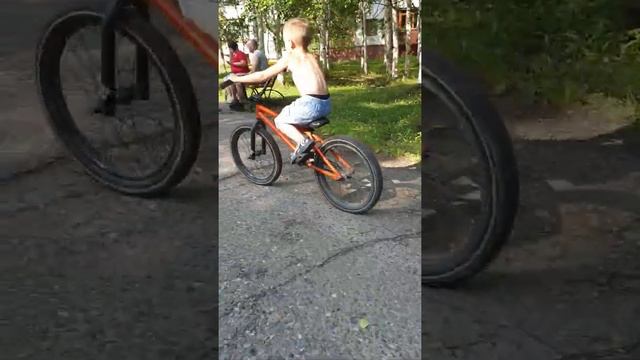 Макар катается на bmx на 20-ых колёсах (Макару 5 лет) смотреть онлайн