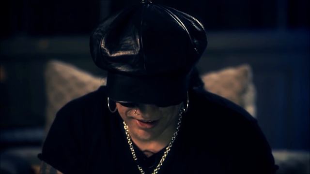 Slash watching YouTube Videos about Axl Rose and his famous Band called Guns N' Roses смотреть онлайн