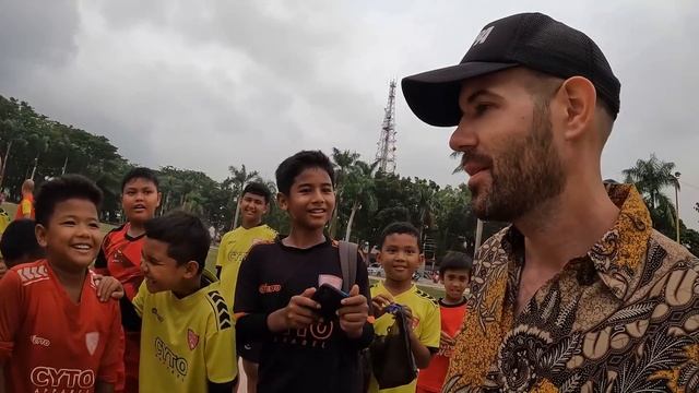 First Time Trying Indonesian Egg Tea in Padang ? (Teh Talua) смотреть онлайн