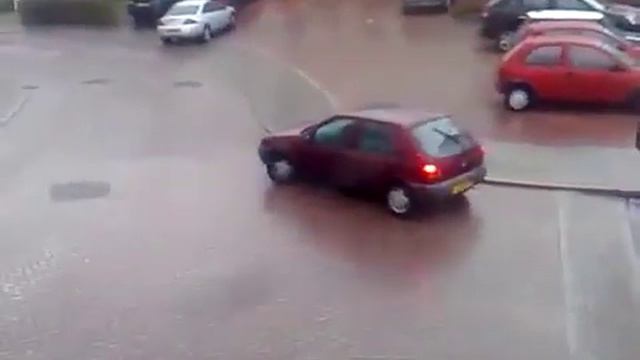 Неуправляемая машина на льду