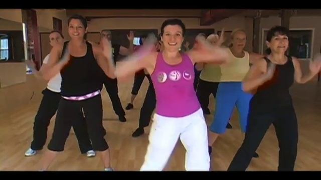 ZUMBA Fitness with Nicole: Response to Shakira's Waka Waka for 1Goal смотреть онлайн