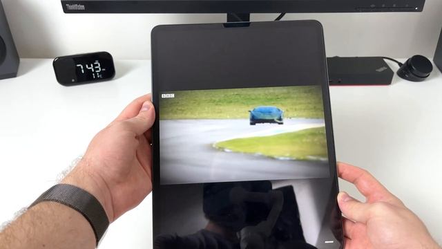 Apple M1 MacBook Air vs Apple iPad Pro - Review - Which One Is Better For You?! смотреть онлайн