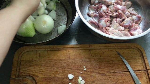 Куриные желудки, тушеные с луком. смотреть онлайн