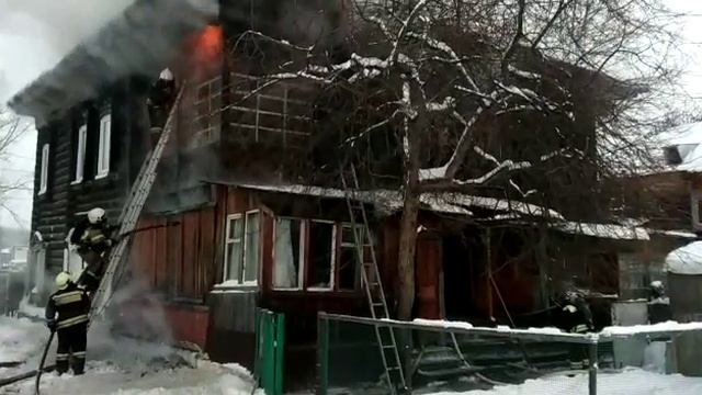 30 пожарных тушат двухэтажный жилой дом в Томске смотреть онлайн