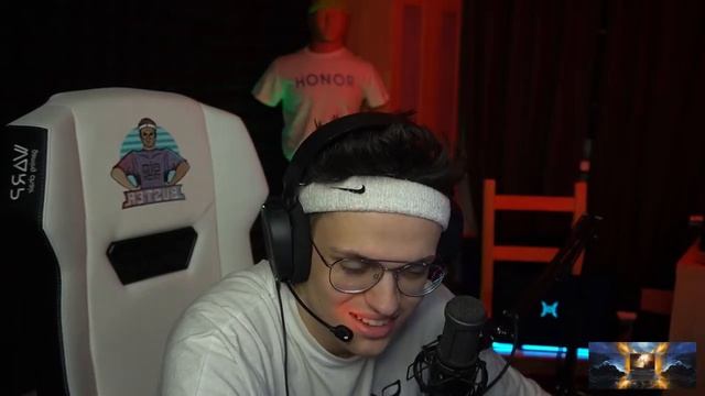 Бустер кричит в микрофон от новых наушников.#бустер #buster #бустерстрим #наушникибустера смотреть онлайн