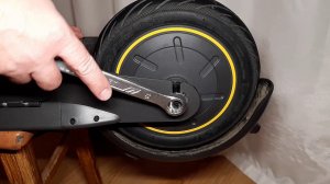 Как снять заднее колесо на Ninebot KickScooter Max / How to remove the rear wheel.