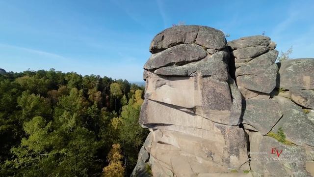 Знаменита Скала Дед в Национальном парке Красноярские столбы смотреть онлайн