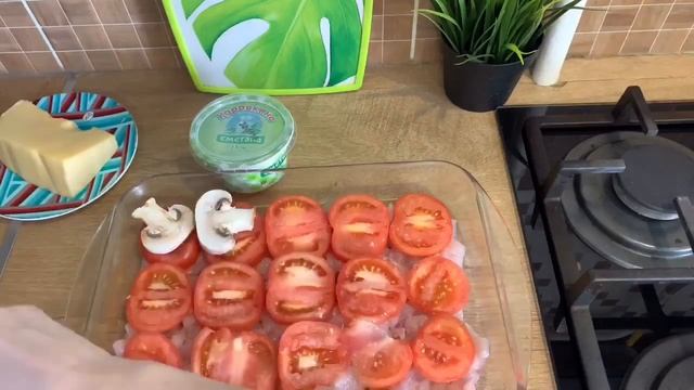 ЗАПЕКАНКА С КУРИЦЕЙ И ГРИБАМИ ПОД СЫРНО-СМЕТАННОЙ ШУБОЙ смотреть онлайн