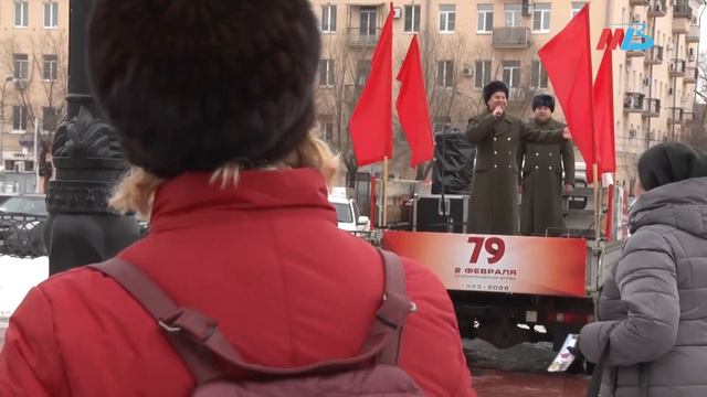 У железнодорожного вокзала Волгограда прозвучали "Песни Сталинградской Победы" смотреть онлайн