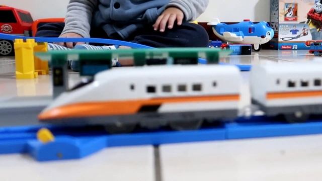 Ethan Fast Bullet Train! THSR DX Creativity Taiwan High Speed Rail Train Playset смотреть онлайн