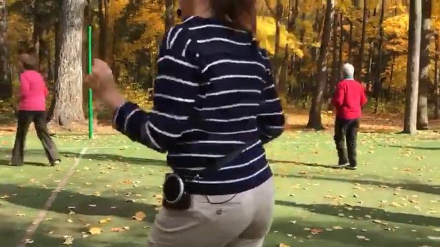 Танцуем линейный танец "Мама-мария" в городском парке смотреть онлайн