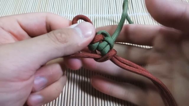 How to Make a Half Hitch / Double Tatted Bar Paracord Bracelet Tutorial смотреть онлайн