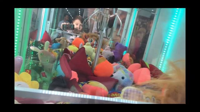 Играю в автомат хватайка!выйграл две игрушки!!!! смотреть онлайн