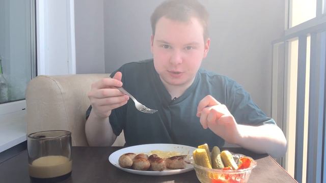 МУКБАНГ | ЗАВТРАК НА БАЛКОНЕ | Яичница, купаты, соленья и молоко смотреть онлайн