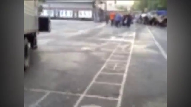 04 06 2014 Self-defense let the surrendered soldiers of the border military unit in Lugansk go home смотреть онлайн