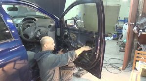 Toyota Platz. Стекло закрывается и открывается наполовину.