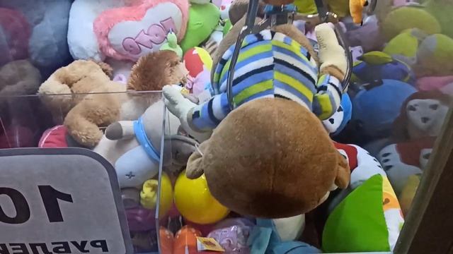 ТАЩИМ ? ОБЕЗЬЯНКУ ? из аппарата с игрушками ХВАТАЙ-КА / Получится достать??? / claw machine game смотреть онлайн