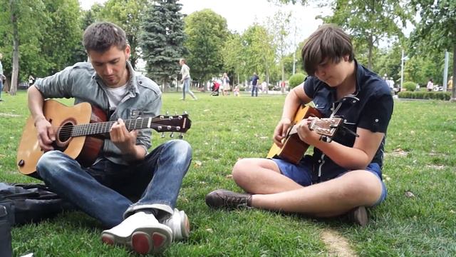 Посиделки с гитарами в Москве в парке Горького :) смотреть онлайн