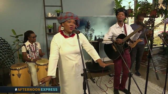 Mthwakazi performs "Umphefumlo" joined by Zolani Mkiza @ Afternoon Express смотреть онлайн